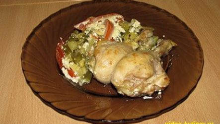 Куриная голень с овощами в сметанном соусе
