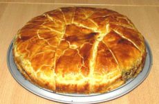 Греческий пирог с мясом и сыром