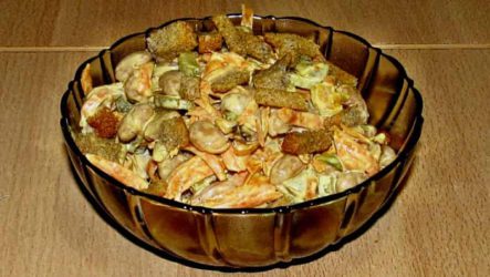 Салат из фасоли и маринованных огурцов с сухариками