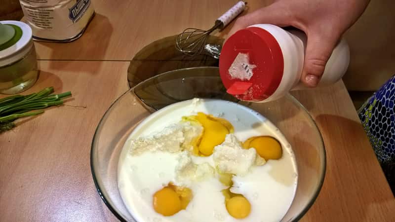 Соль и яйцо для творожных блинов