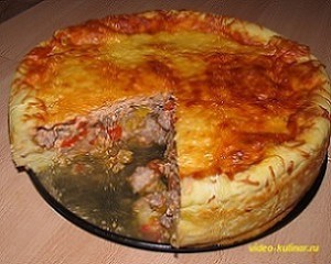 Открытый мясной пирог с овощной начинкой