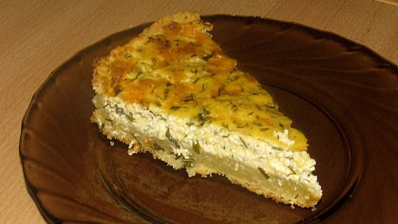 Творожно-сырный пирог с зеленью в разрезе