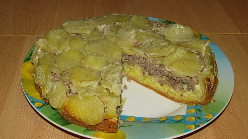 Заливной пирог с фаршем и картошкой
