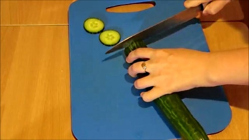 Нарезать огурцы ножом