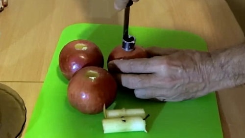 Вырезать сердцевину у яблок
