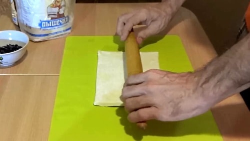 Раскатать тесто для яблочных розочек