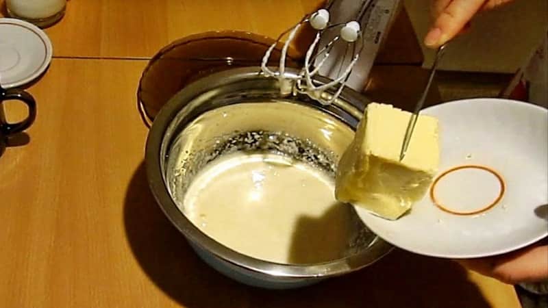Сливочное масло в молочные коржики