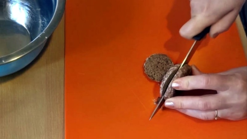 Нарезать пряники для торта с пряниками