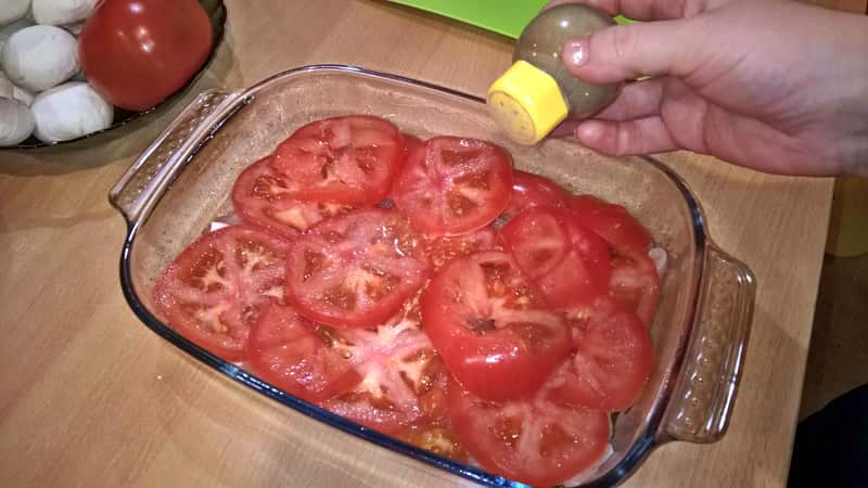 Поперчить куриную запеканку и помидоры